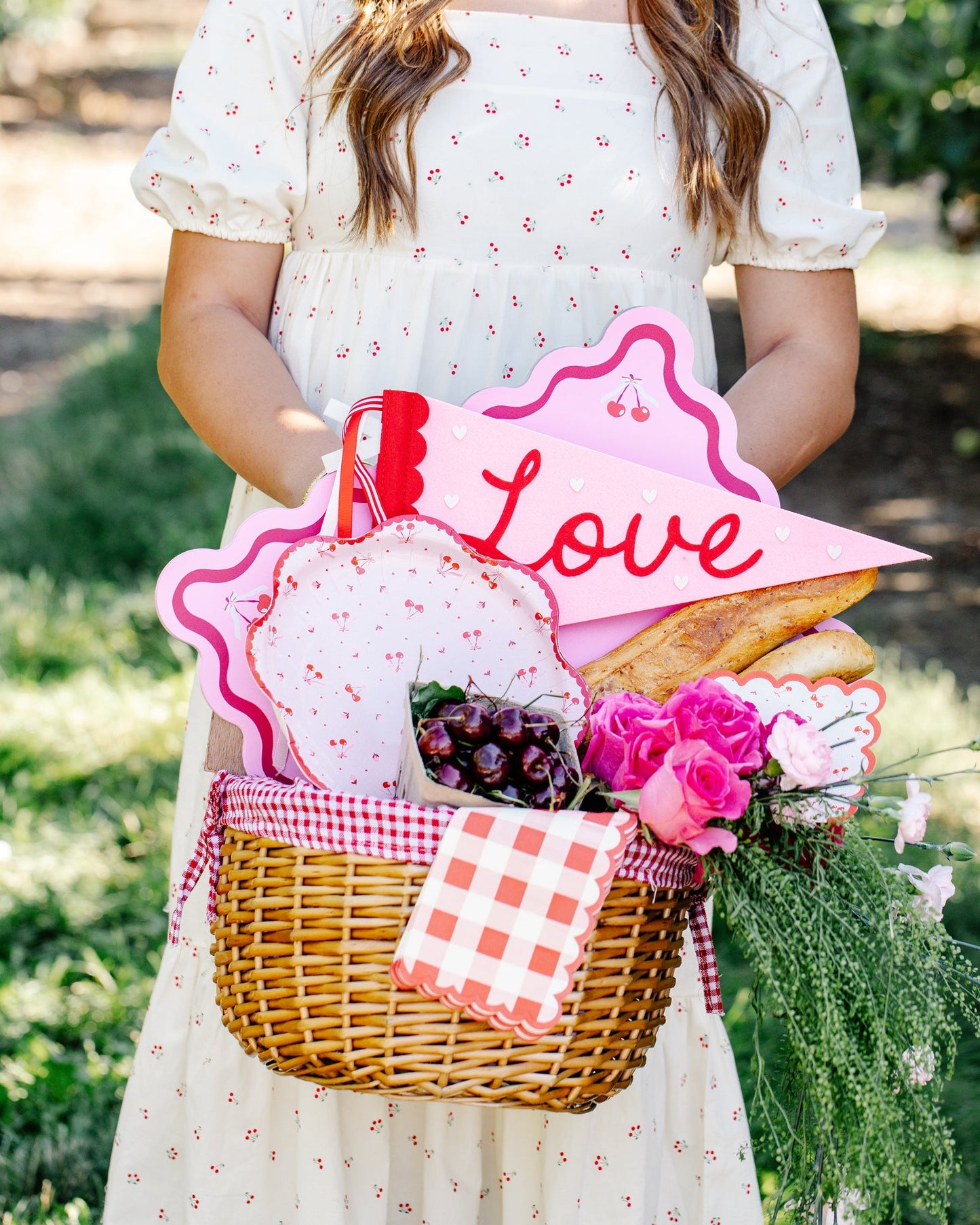 Tossed Cherry Paper Plates, 8 ct